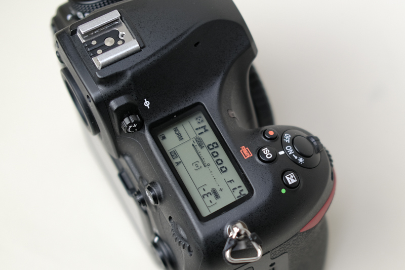 D850のシャッターボタンまわりのレイアウト