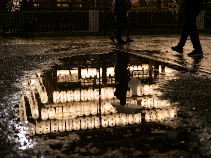 八坂神社は昼夜を問わず常に人であふれている。雨天・夜間といった不利な条件であっても本レンズなら高いAF精度と解像力で手持ち撮影も難なくクリアできる（撮影：中条望）。<br><span class="fnt-85">OLYMPUS OM-D E-M1 Mark II / M.ZUIKO DIGITAL ED 25mm F1.2 PRO / 25mm（50mm相当） / 絞り優先AE（F1.8、1/125秒、±0EV） / ISO 3200 / WB：オート</span>