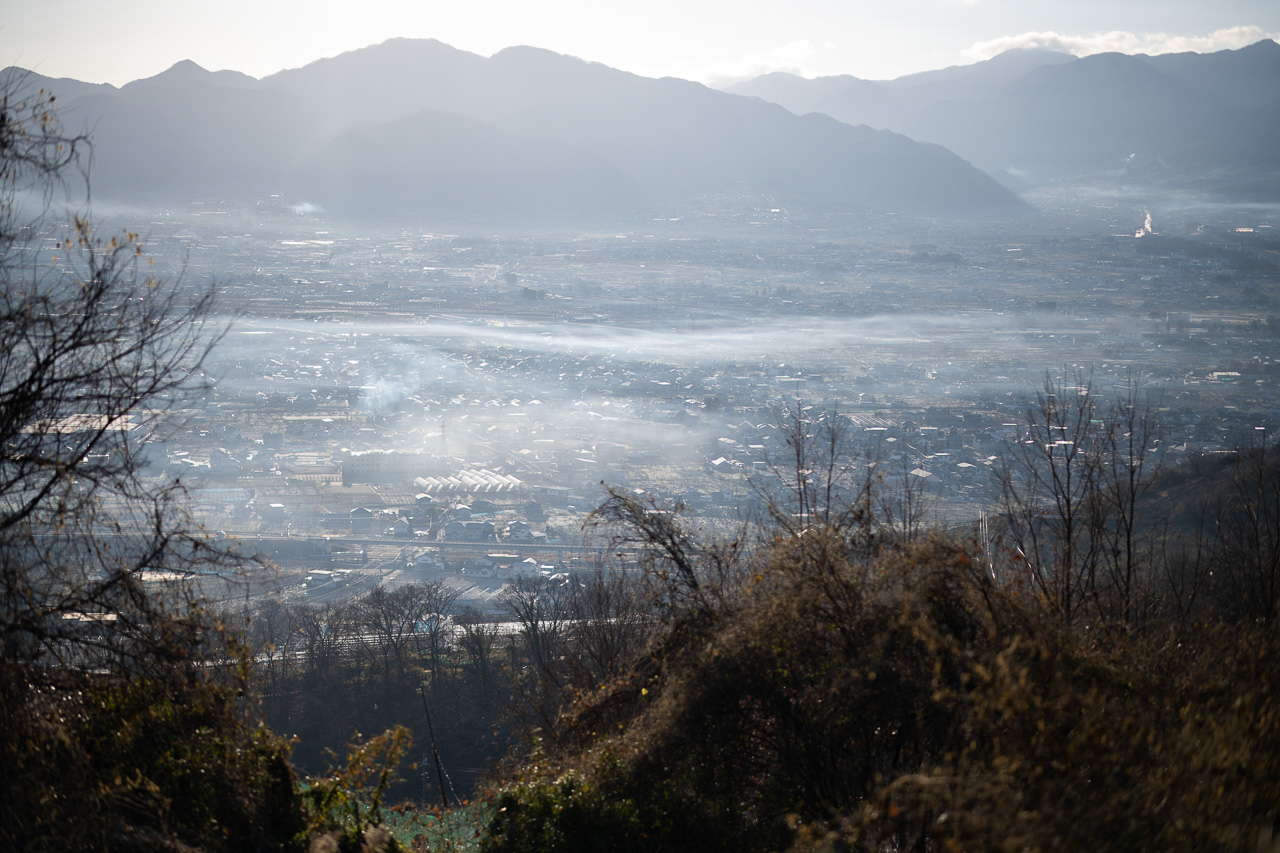 朝靄にかすむ、山並みと盆地にたなびく霞の姿をクリアに捉えた。フレアに対して逆説的な写真であるが、フレアのない描写のレンズであるからこそ、朝靄のリアルを記録することができるのだ。<br>Nikon Z 7 / NIKKOR Z 58mm f/0.95 S Noct / 絞り優先AE（F0.95、1/8,000秒、±0EV） / ISO 32