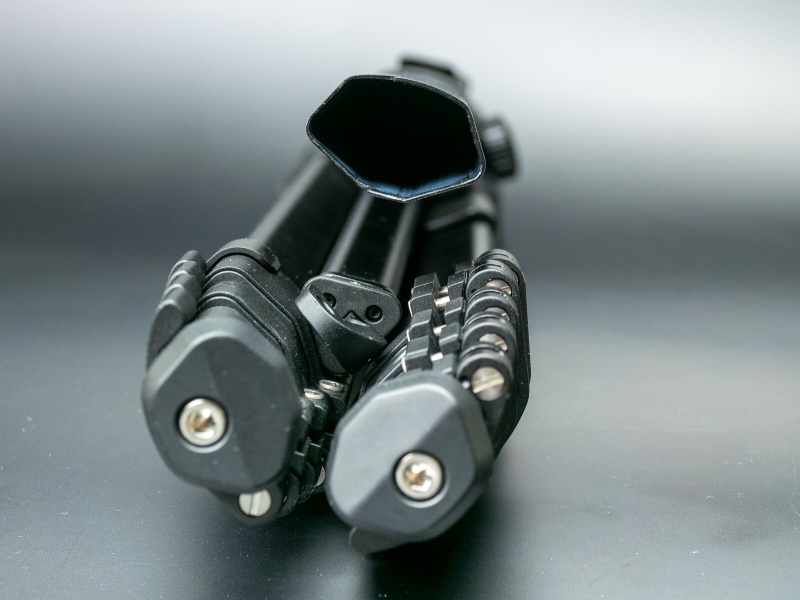 脚のパイプを抜いたところ。やや潰れた五角柱の形状だ。中央のセンターポールは三角柱で、脚を閉じるとピッタリとはまる。