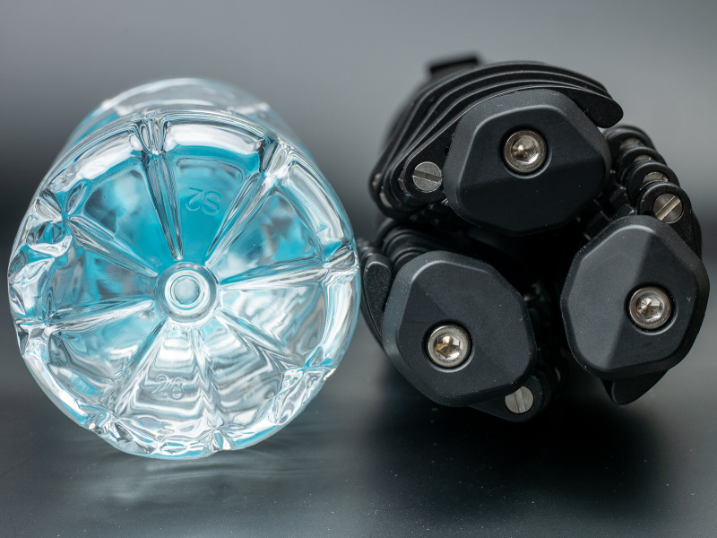 水のペットボトル（550ml）とほぼ同等の太さに収まっている。