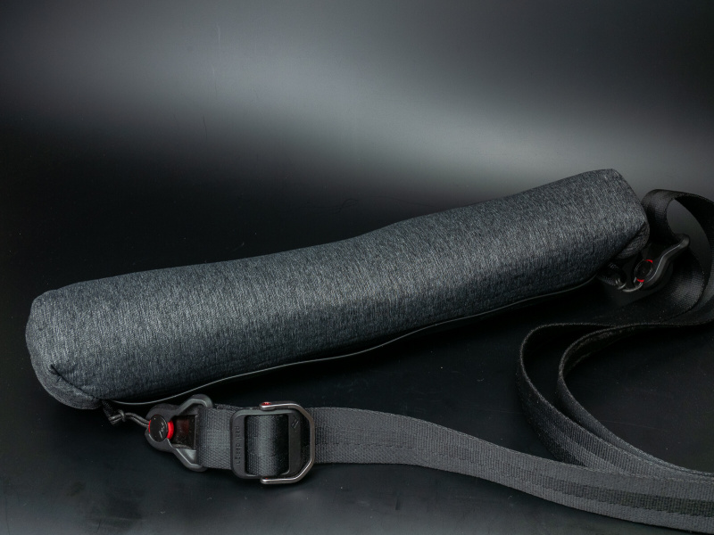 付属ケース。アンカーとカメラストラップ「Slide」を装着したところ。