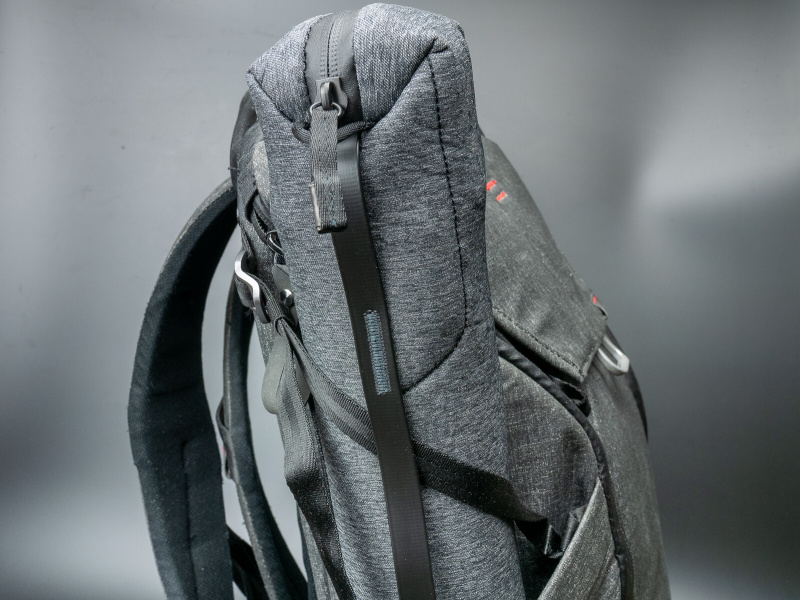 Peak DesignのEveryday Backpackとはベストマッチ。もともとこのバッグのサイドポケットには三脚固定用のストラップが収納されていて、もちろんぴったりフィットする。
