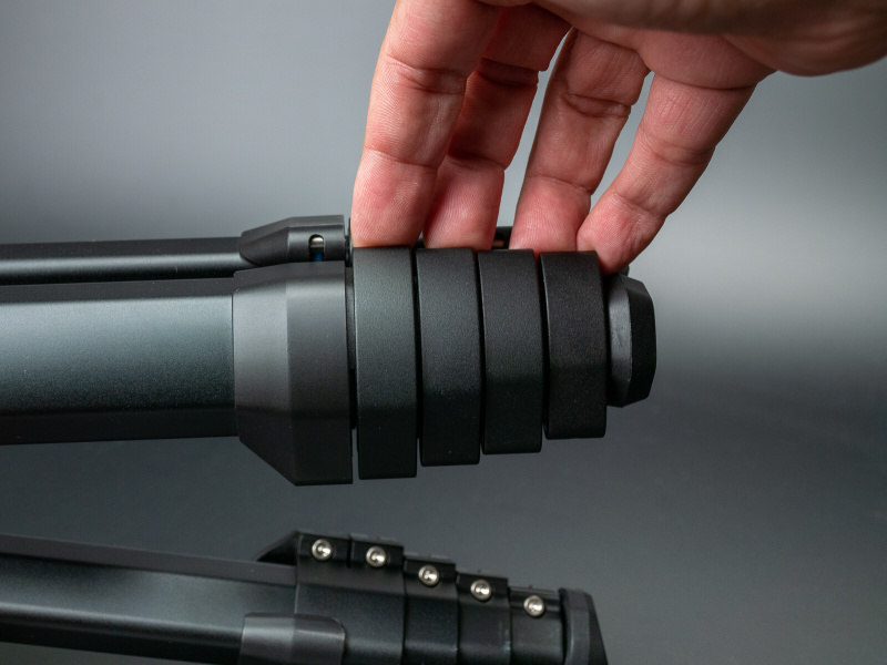 細長いレバーに4本指を添えてそのまま同時に開ける。