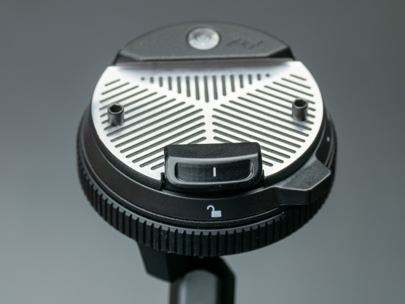 台座部にプレートがフィットする。最初に写真上側の溝にプレートを差し込み、下のロック部分に押し付けるようにすると、ロックがかかり固定される。