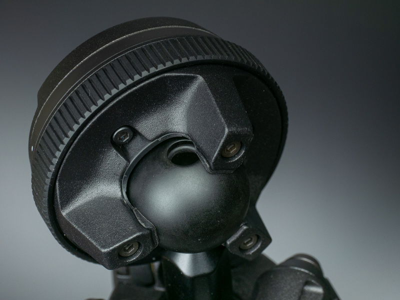 ボールヘッド頭頂部に穴があり、ここに六角レンチを差し込んで回す。