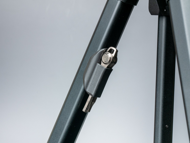 六角レンチは脚の部分に固定されている。