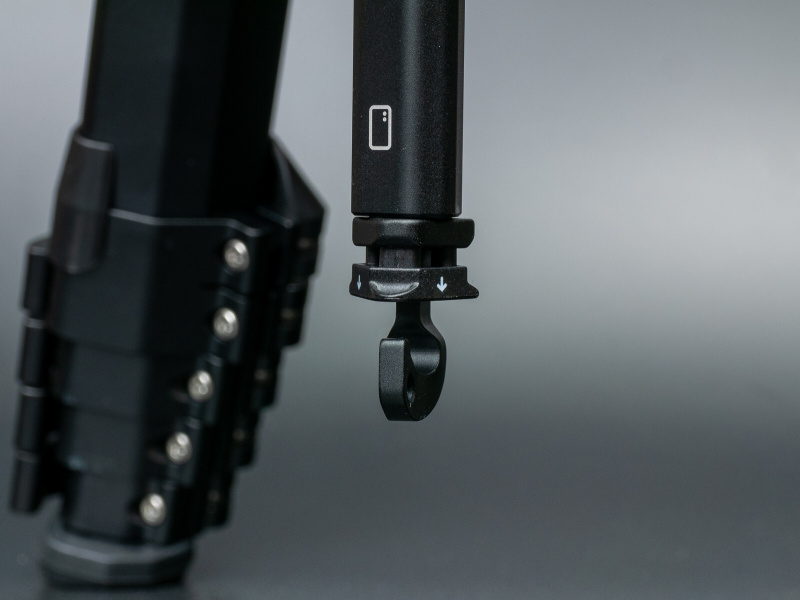 スライドロックを引っ張りながら回転させる。