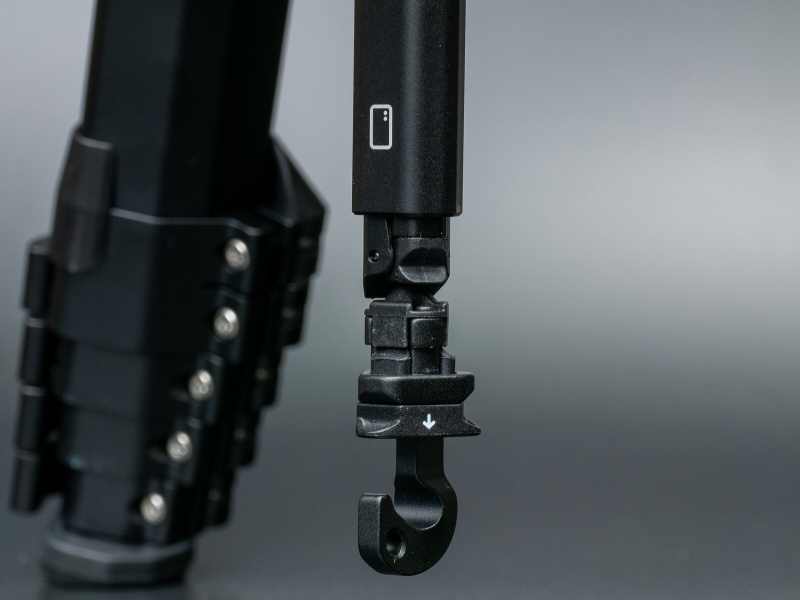 フックが外れると、スマートフォンホルダーが飛び出す。マグネットによって手を離してもフックは落ちないし、ホルダーも落下しない。