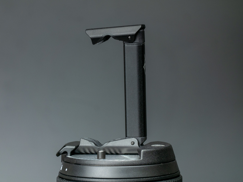 実際にスマートフォンを装着するとこんな感じ。安定感は抜群。