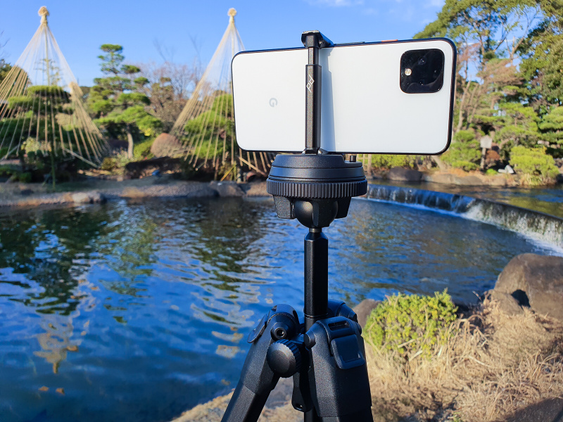 実際にスマートフォンを装着するとこんな感じ。安定感は抜群。