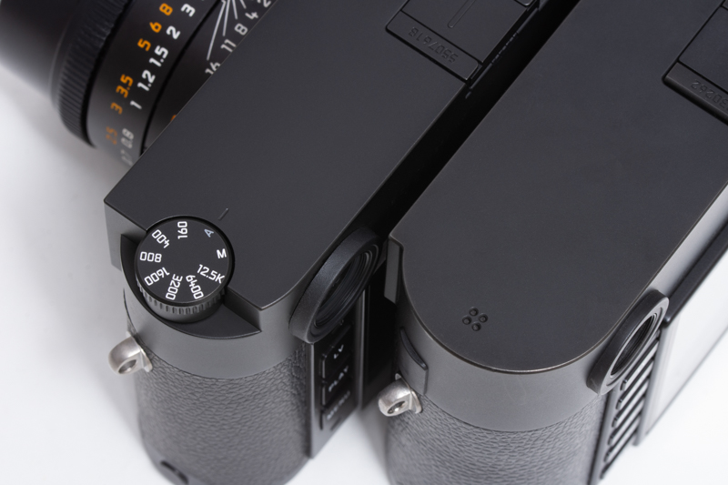 初代、先代と同様に、トップカバーには「Leica」のクラシックロゴは入らない。またISO感度ダイヤルの「A」もグレーだ。Typ246は動画用のマイクを備える。