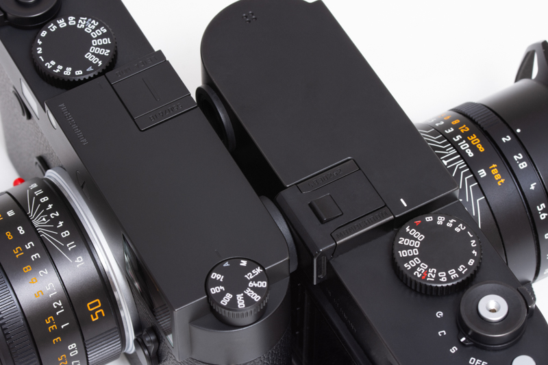 左のライカM10モノクロームと右のTyp246は、ボディの厚さが4mm異なる。わずか4mmだが、ライカM10モノクロームを見慣れてしまうと、Typ246が分厚く感じる。