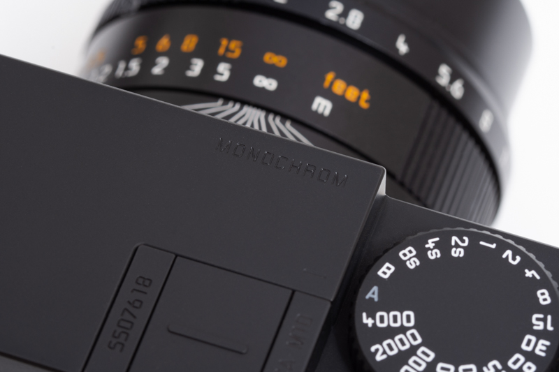 先代まではホットシューに「MONOCHROM」の文字が入っていたが、ライカM10モノクロームはホットシューに製造番号と「LEICA M10」が入り、トップカバーに「MONOCHROM」と刻印されている。ボディと同色なのでこれも目立たない。