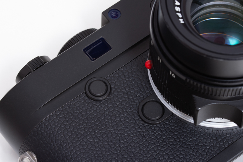 正面に設けられたフォーカスボタンは、ライブビュー画面の拡大や、AE撮影時の露出補正操作に使用する。