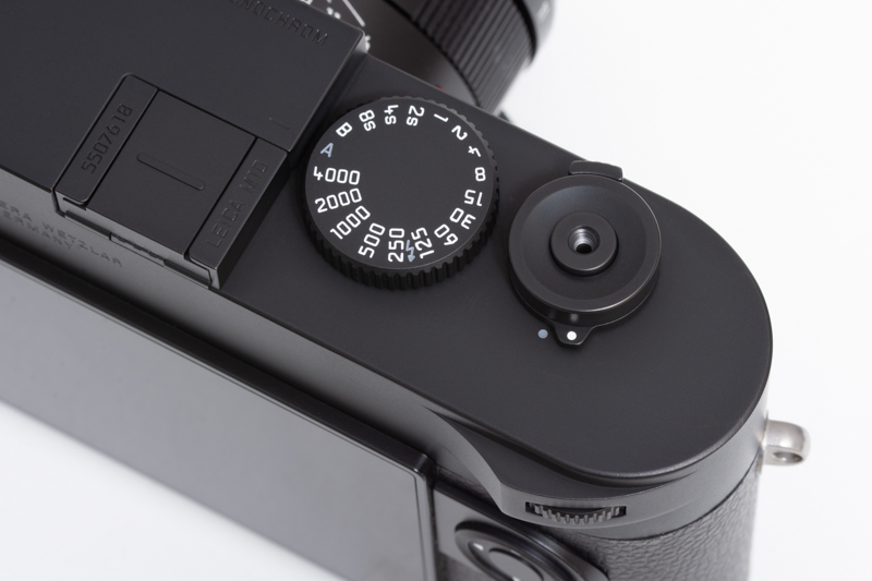 電源スイッチに「ON」「OFF」の文字はなく、オフのときは指標が現れる。この指標もグレー。