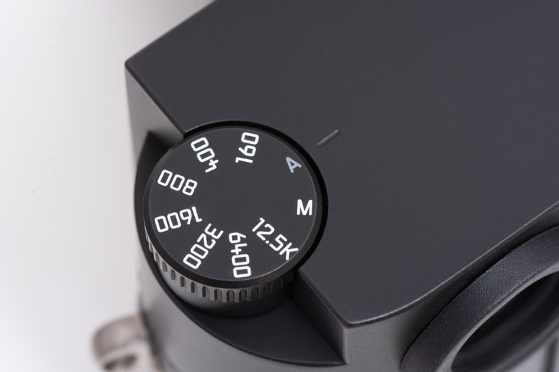 ISO感度ダイヤルはISOオートの他に、ISO 160からISO 12500まで1段ずつ設定できる。1/3段刻みで設定したい場合やISO 12500以上を選ぶ場合は、ダイヤルをMにしてメニューから設定する。