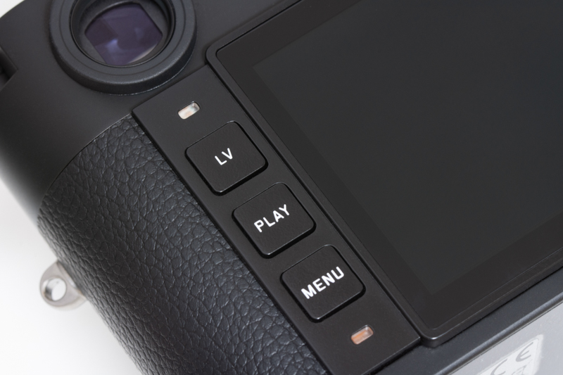 背面のボタンは、LV（ライブビュー）、PLAY（画像再生）、MENU（お気に入り/設定メニュー）の3つだけ。できるだけ操作をシンプルにするのは、多数のボタンを備える日本メーカーのカメラとは思想が異なるのを感じる。