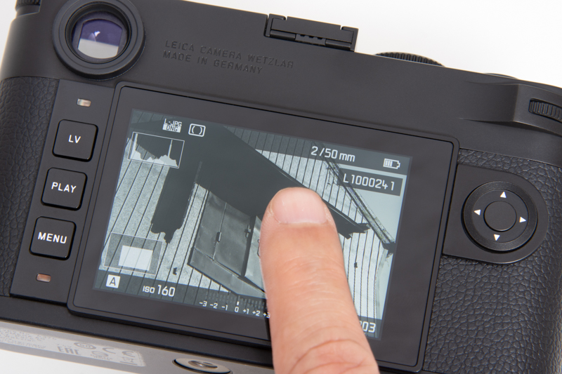 タッチパネル式の背面モニター。ピンチで拡大、縮小のほか、ダブルタップで100％拡大も行える。スマートフォン感覚でスムーズに扱える。