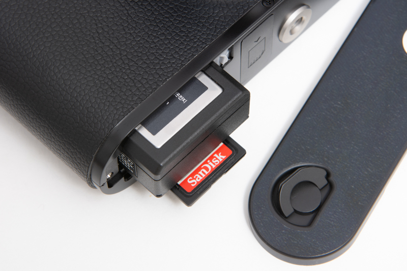 底面のキーを回してベースプレートを外すのはライカの伝統だ。ここからバッテリーやSDカードを出し入れする。