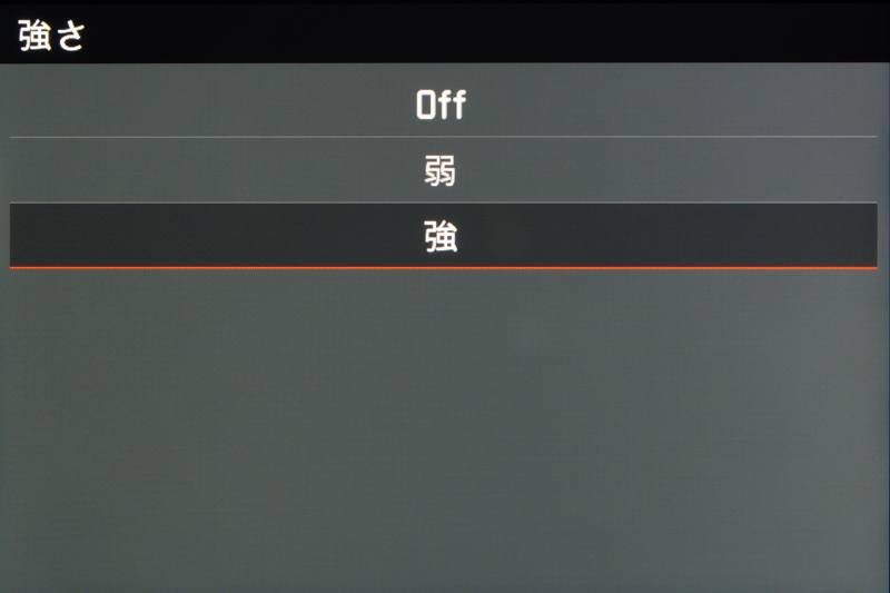 なお多くのデジタルカメラのモノクロモードに搭載されている、赤や黄色などのフィルター機能は持たない。これは撮像素子自体にカラーフィルターがないため、フィルター効果を再現するための色情報がないから。コントラスト効果を得るための別売アクセサリーとして、ライカMモノクローム専用設計というカラーフィルター（黄、緑、オレンジ）が販売されている。
