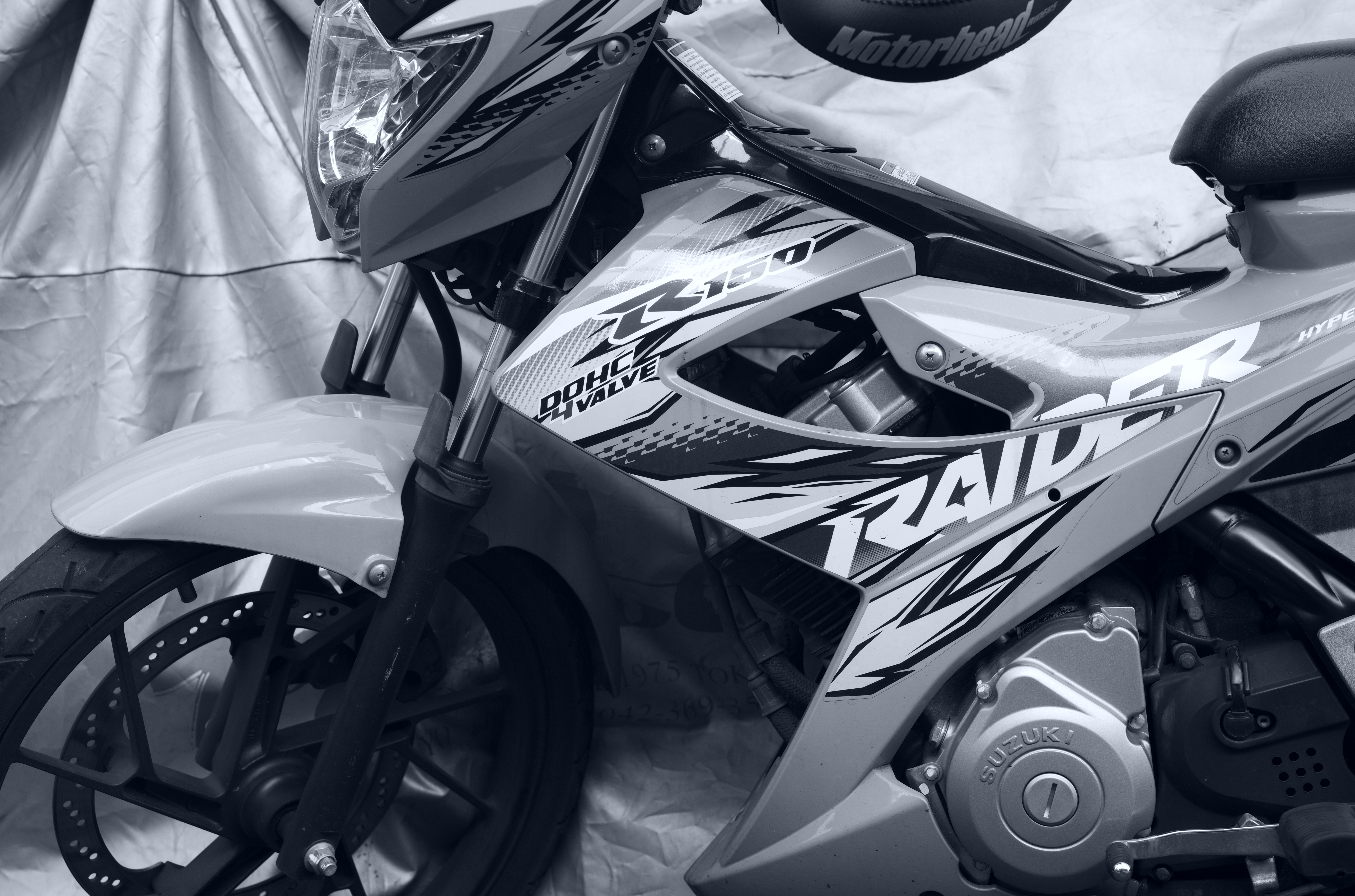 バイクのメカニカルな雰囲気を強調するためにブルー(強)を選択。雪景色にも似合いそうだ。<br>ライカM10モノクローム　アポ・ズミクロンM F2.0/50mm ASPH.　ISO 400　F5.6　1/125秒