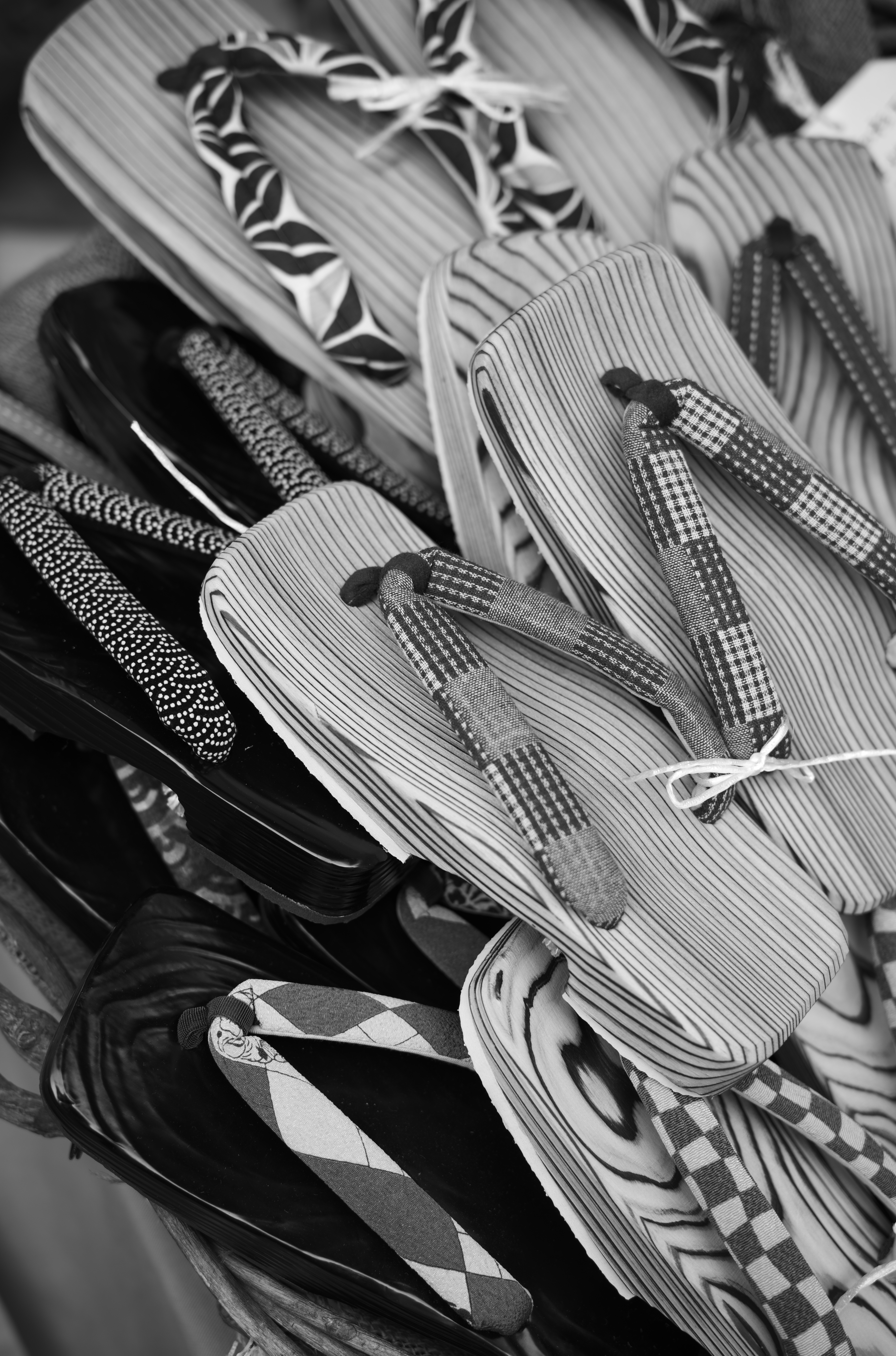 草履の質感や鼻緒が細かく描写されている。これがモノクロ専用の4,000万画素の威力。ライカM10モノクロームだけが持つ世界だ。<br>ライカM10モノクローム　アポ・ズミクロンM F2.0/50mm ASPH.　ISO160　F2.8　1/180秒