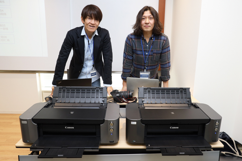 左から柄木孝志さん・館野二朗さん。PIXUS-PRO100Sを前に。