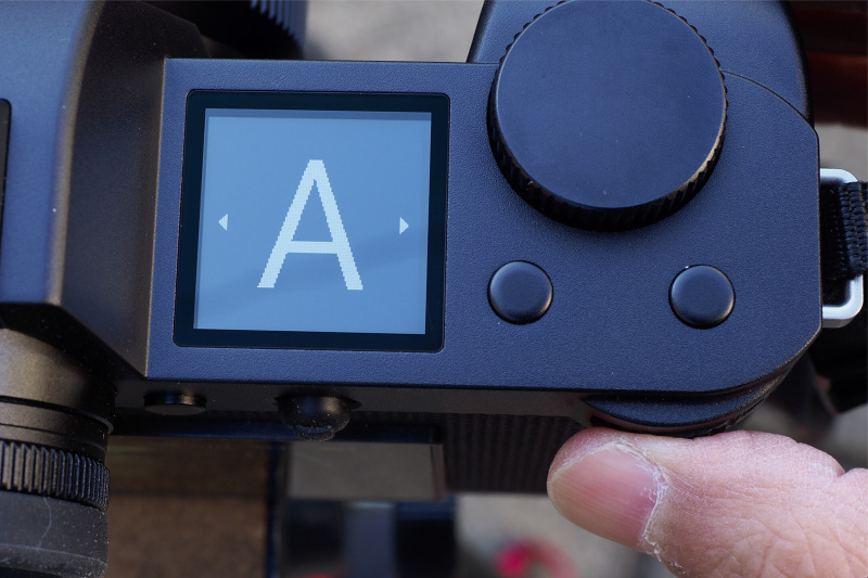 露出モード変更は右手親指位置にあるリア電子ダイヤルをプッシュし、そのままダイヤルを回す。露出モードはこのように上面パネルに大きく表示されるほか、EVF内にも表示されるため、ファインダーを覗いたままでも問題なく行える。