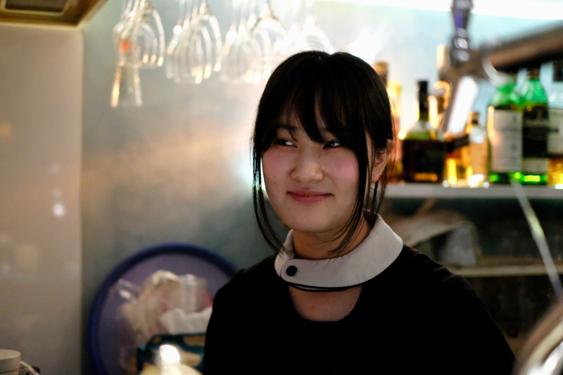 姪っ子の’ゆえ’。まともに話したのはこの日が初めてだったけど、カメラがあれば大丈夫。カメラは最強のコミュニケーションツール。<br><span class="fnt-85">X-Pro2 / XF35mmF1.4 R / 35mm（53mm相当） / 絞り優先AE（1/160秒・F1.4・+0.7EV） / ISO 6400</span>