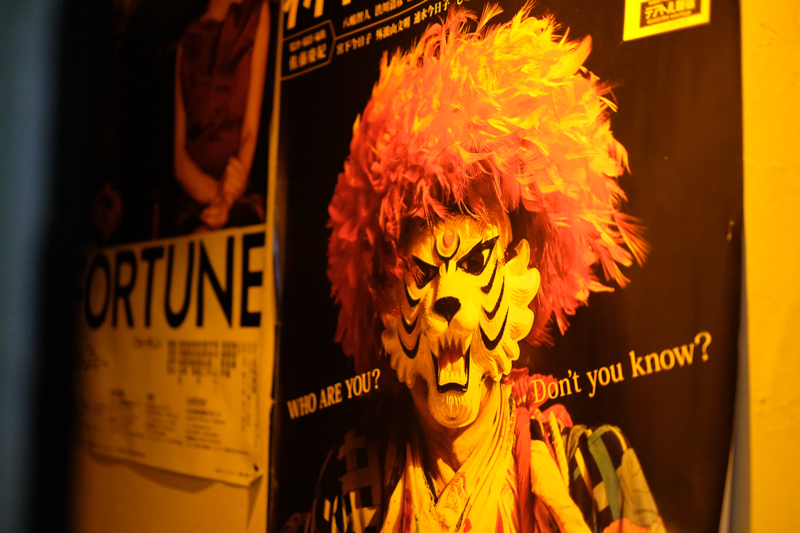 ドキュメンタリー映画「新宿タイガー」のポスター。ゴールデン街によく合う。<br><span class="fnt-85">X-Pro2 / XF35mmF1.4 R / 35mm（53mm相当） / 絞り優先AE（1/320秒・F1.4・+0.3EV） / ISO 5000</span>