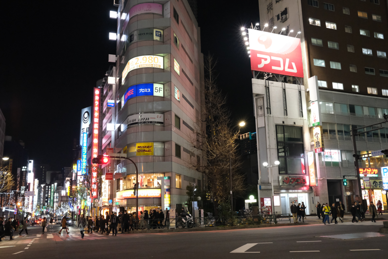 靖国通りから、このアコムとミスタードーナツの間の「四季の道」を進むとゴールデン街である。<br><span class="fnt-85">X-T3 / XF23mmF2 R WR / 23mm（35mm相当） / 絞り優先AE（1/40秒・F8.0・±0.0EV） / ISO 6400</span>