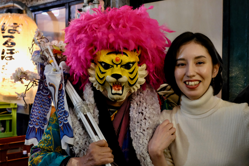 新宿タイガーに縁があるのか、2週間で2度会った。新宿の顔。もっと撮りたい。<br><span class="fnt-85">X-Pro2 / XF35mmF1.4 R / 35mm（53mm相当） / 絞り優先AE（1/20秒・F5.6・±0.0EV） / ISO 6400</span>