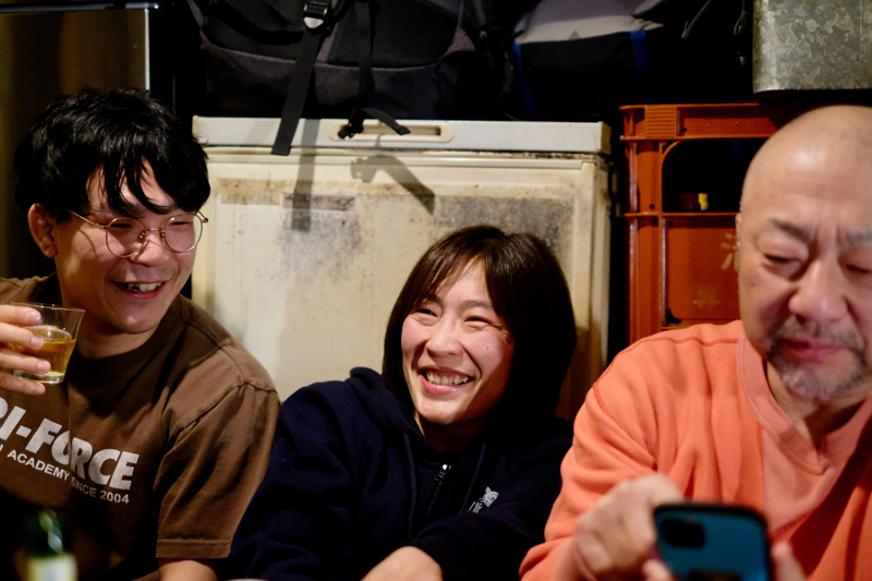 2階の個室。ぎゅっとひっついて呑む。それもまた楽し。<br><span class="fnt-85">X-Pro2 / XF35mmF1.4 R / 35mm（53mm相当） / 絞り優先AE（1/320秒・F1.4・±0.0EV） / ISO 5000</span>