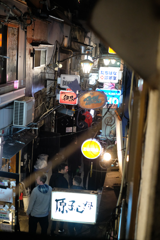 2階からの景色。密集具合が分かろうか。<br><span class="fnt-85">X-Pro2 / XF35mmF1.4 R / 35mm（53mm相当） / 絞り優先AE（1/320秒・F2.2・±0.0EV） / ISO 6400</span>