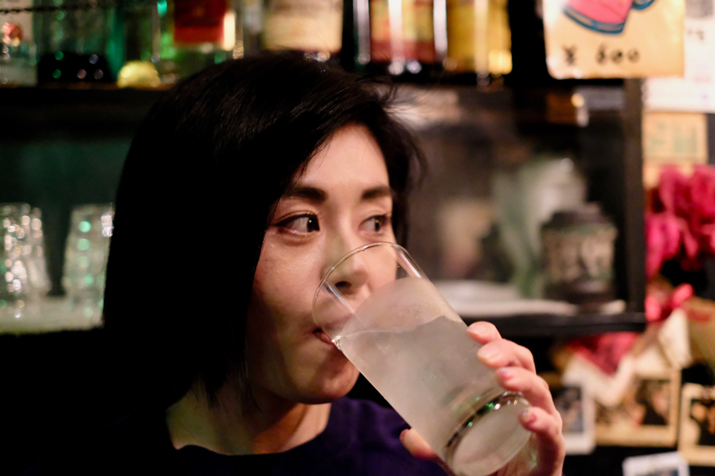 ゴールデン街は素敵なお姉さんが働いている。<br><span class="fnt-85">X-Pro2 / XF35mmF1.4 R / 35mm（53mm相当） / 絞り優先AE（1/75秒・F1.4・+0.7EV） / ISO 6400</span>