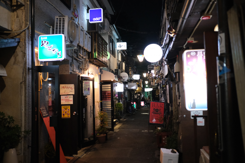 五番街。ゴールデン街には東西にはしる通りが6本ある。<br><span class="fnt-85">X-T3 / XF23mmF2 R WR / 23mm（35mm相当） / 絞り優先AE（1/200秒・F2.0・±0.0EV） / ISO 3200</span>