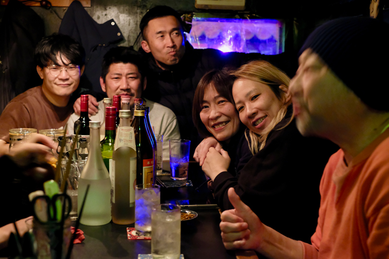 ひとりでふらっと訪れても楽しいが、気心の知れた仲間と行けば尚更。<br><span class="fnt-85">X-Pro2 / XF35mmF1.4 R / 35mm（53mm相当） / 絞り優先AE（1/15秒・F3.6・±0.0EV） / ISO 6400</span>