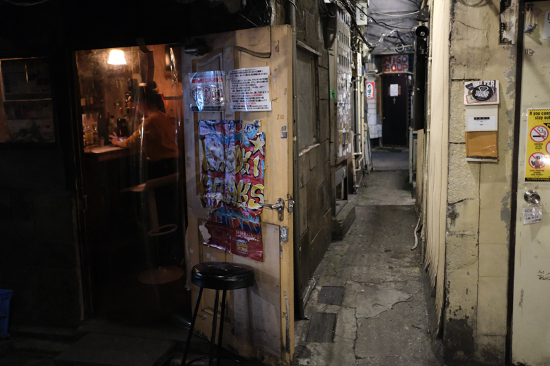 店と細い路地との関係性。このように店と店の間を縫っている。<br><span class="fnt-85">X-T3 / XF23mmF2 R WR / 23mm（35mm相当） / 絞り優先AE（1/150秒・F2.0・±0.0EV） / ISO 6400</span>