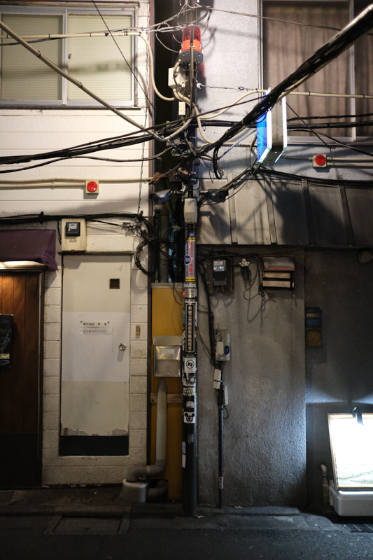 ただの電柱もゴールデン街では味わい深く見える。<br><span class="fnt-85">X-T3 / XF23mmF2 R WR / 23mm（35mm相当） / 絞り優先AE（1/200秒・F2.0・±0.0EV） / ISO 4000</span>