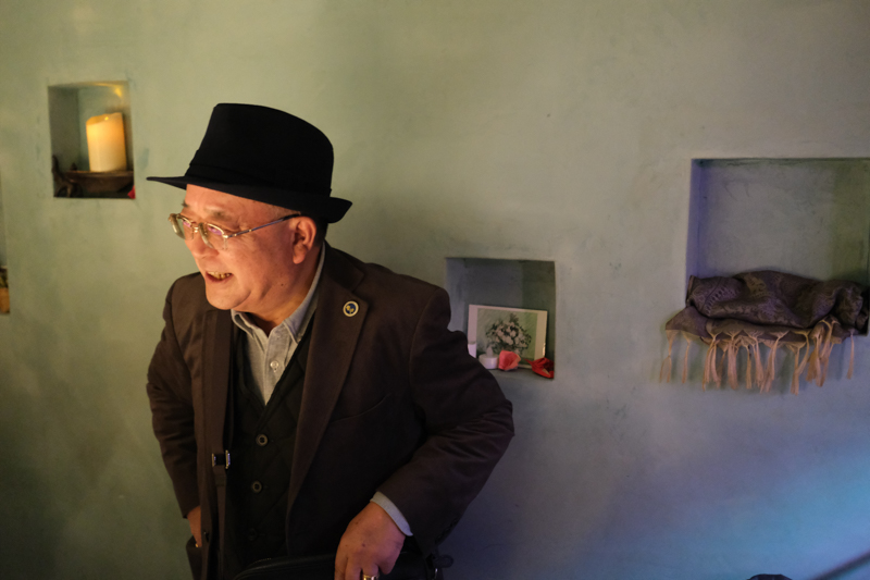 2週連続でCREMASTERで会ったおじさん。姪っ子の常連客となっているようである。<br><span class="fnt-85">X-T3 / XF23mmF2 R WR / 23mm（35mm相当） / 絞り優先AE（1/60秒・F2.0・+0.3EV） / ISO 6400</span>