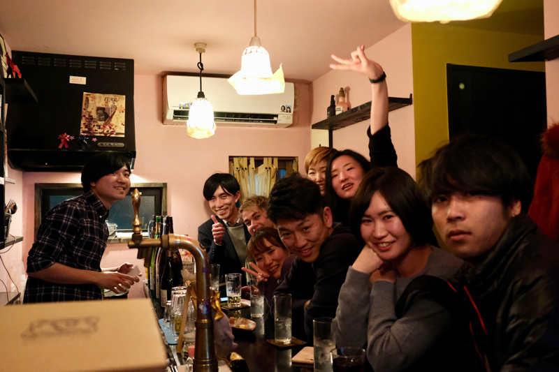 CREMASTERの姉妹店「ピンクロロ」。この日は若者で溢れていた。<br><span class="fnt-85">X-T3 / XF23mmF2 R WR / 23mm（35mm相当） / 絞り優先AE（1/35秒・F4.0・+0.3EV） / ISO 6400</span>