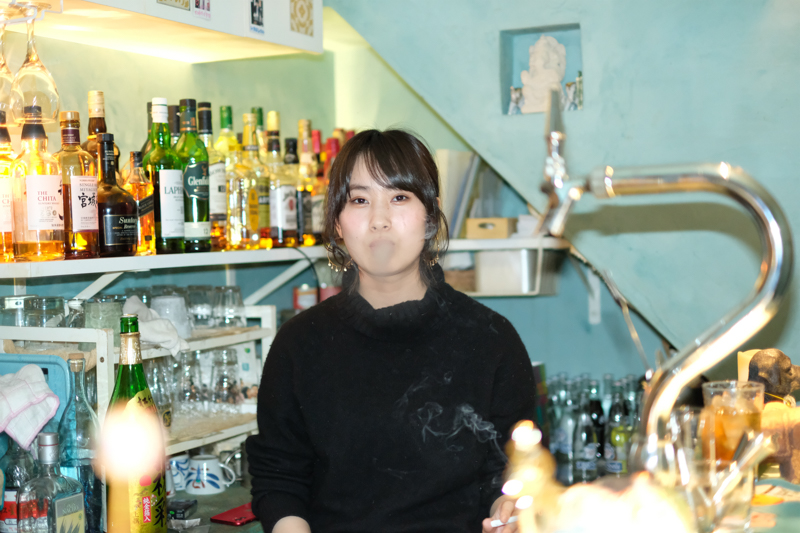 自由奔放な姪っ子。おもろいやつである。<br><span class="fnt-85">X-Pro2 / XF35mmF1.4 R / 35mm（53mm相当） / 絞り優先AE（1/200秒・F1.4・-0.3EV） / ISO 3200</span>