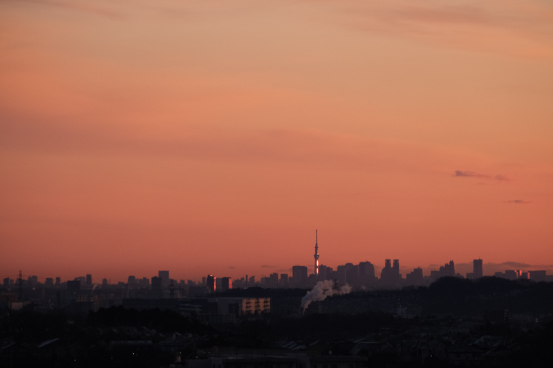 夜明け前の東京。今日もこの街で生きていく。<br><span class="fnt-85">X-T3 /  XF55-200mmF3.5-4.8 R LM OIS / 200mm（300mm相当） / 絞り優先AE（1/1,000秒・F6.4・±0.0EV） / ISO 1600</span>