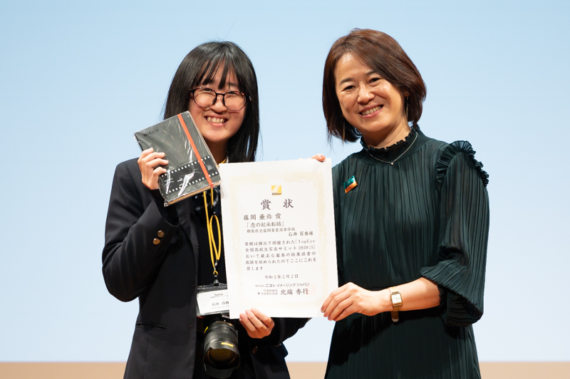 藤岡亜弥賞を受賞した群馬県立富岡実業高等学校の石井百香さん（左）