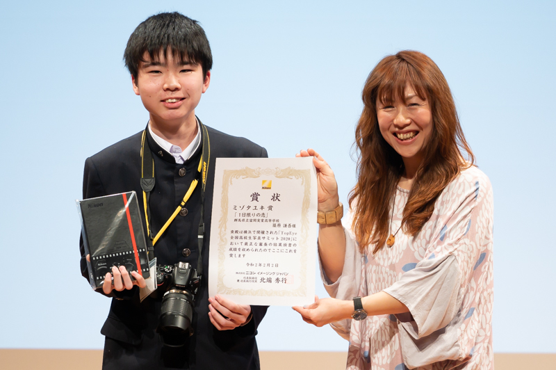 ミゾタユキ賞を受賞した群馬県立富岡実業高等学校の篠原謙吾さん（左）