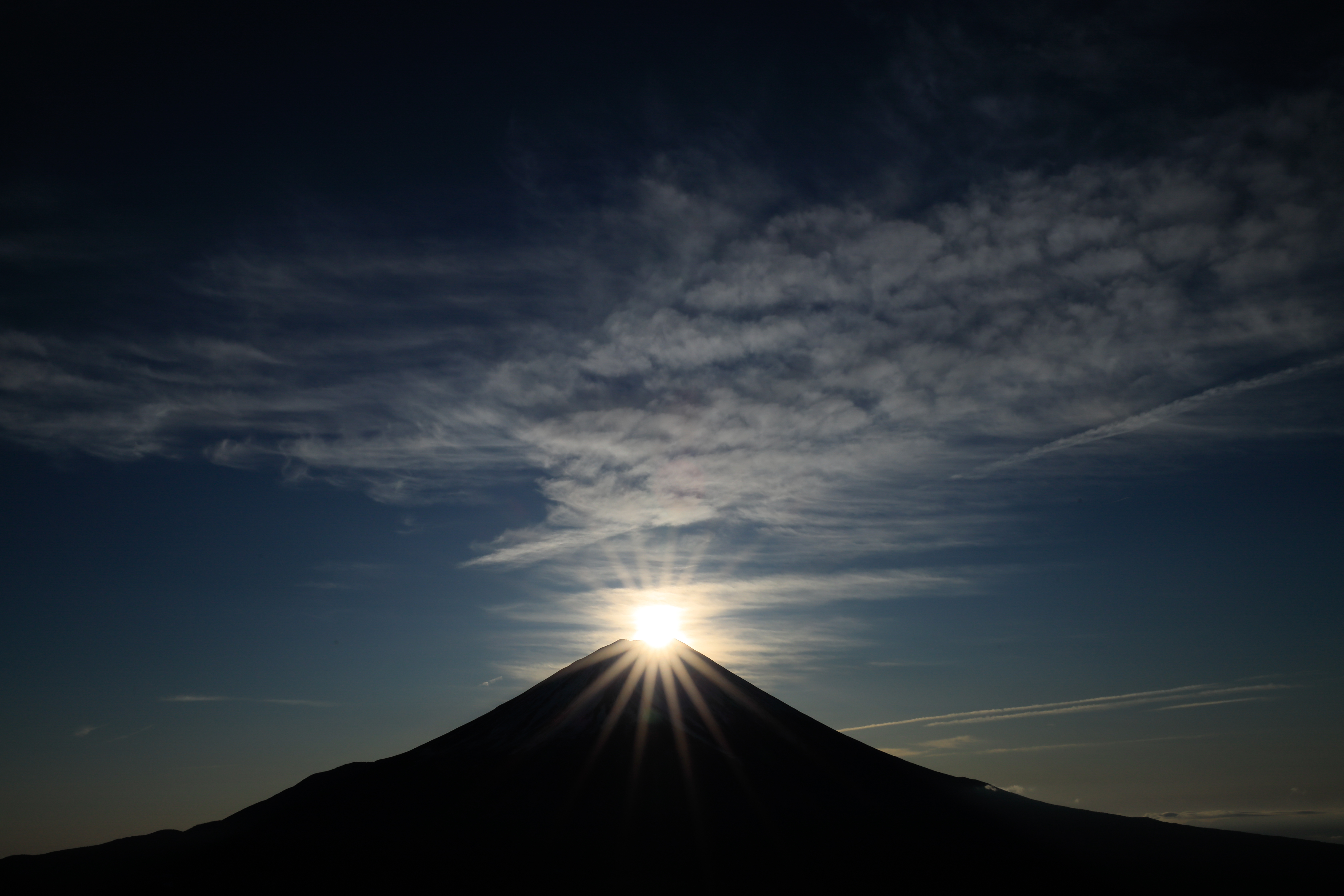 EOS R / RF15-35mm F2.8 L IS USM / 35mm / 絞り優先AE（F22・1/800秒・-2.0EV） / ISO 200