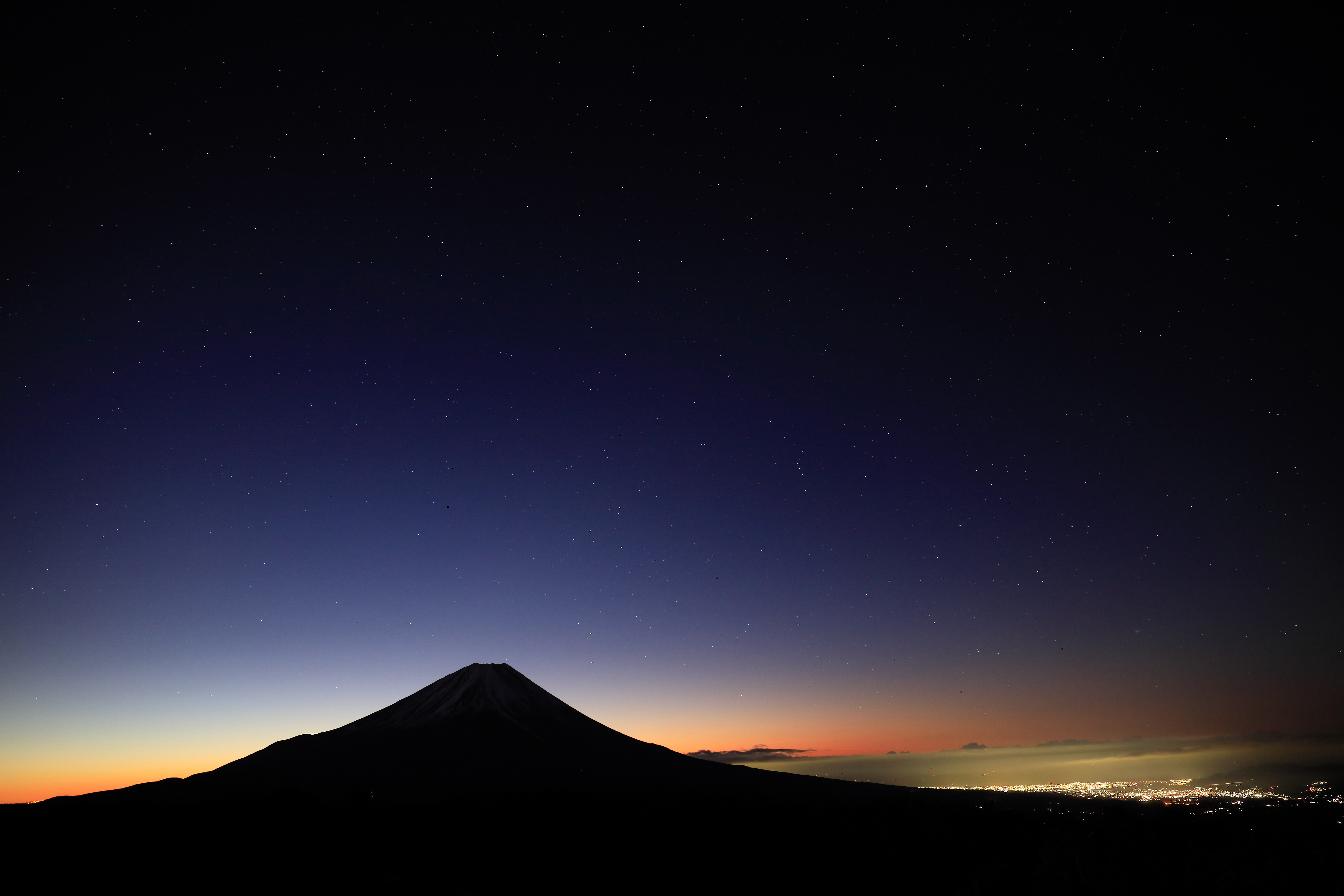 EOS R / RF15-35mm F2.8 L IS USM / 18mm / 絞り優先AE（F4・10秒・-1.0EV） / ISO 1600