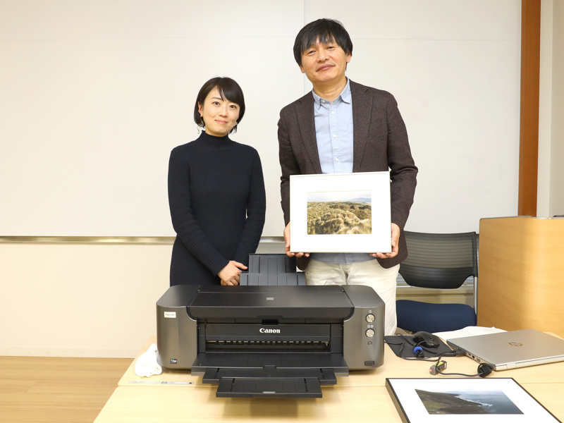 左からフォトキュレーターの小髙美穂さん、写真家の岡嶋和幸さん。