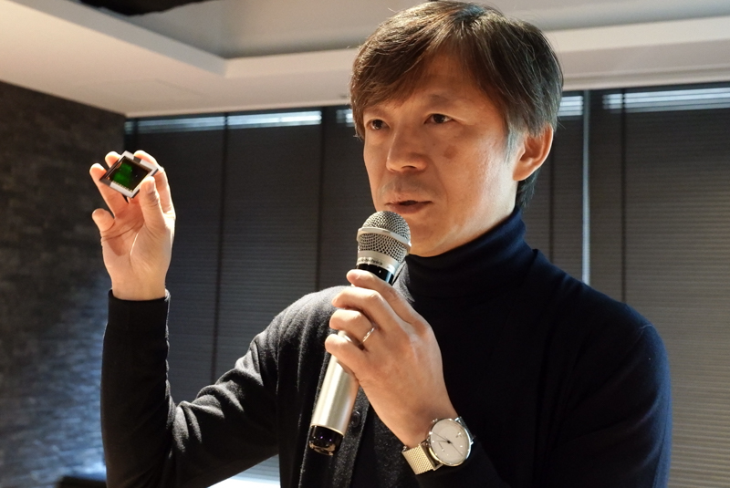開発中の35mm判フルサイズのFoveonセンサーを手に説明する山木和人氏（株式会社シグマ代表取締役社長）